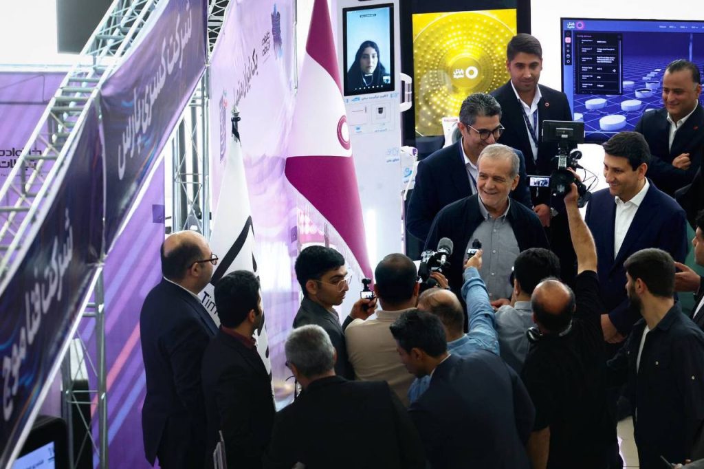 تصویر حضور مسعود پزشکیان در غرفه رایتل در آیین «یک ایران متصل»